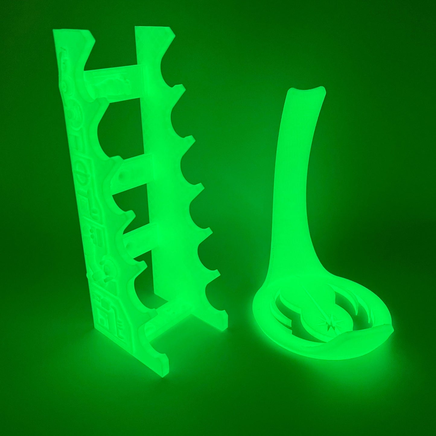 Kyber Krystal Display Holder and Tilted Hilt Lightsaber Holder - Glow in the Dark